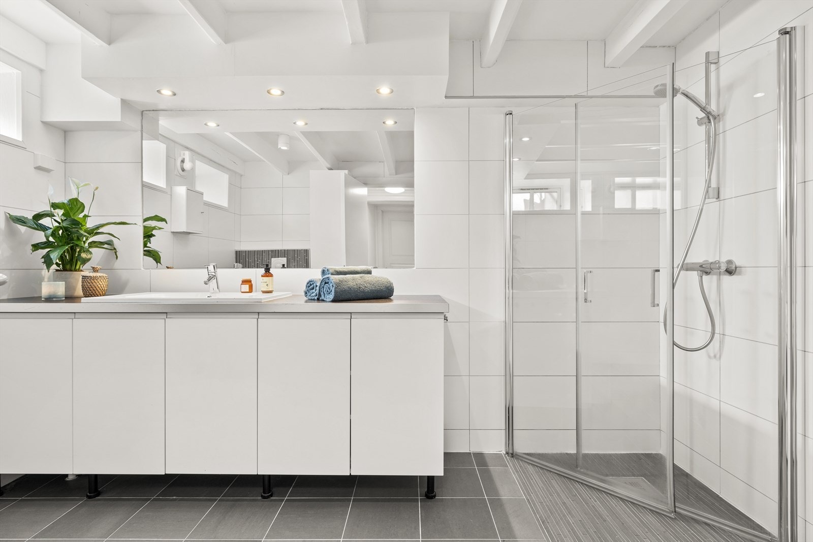 Flislagt baderom med termostyrte varmekabler på gulv. Galleribilde