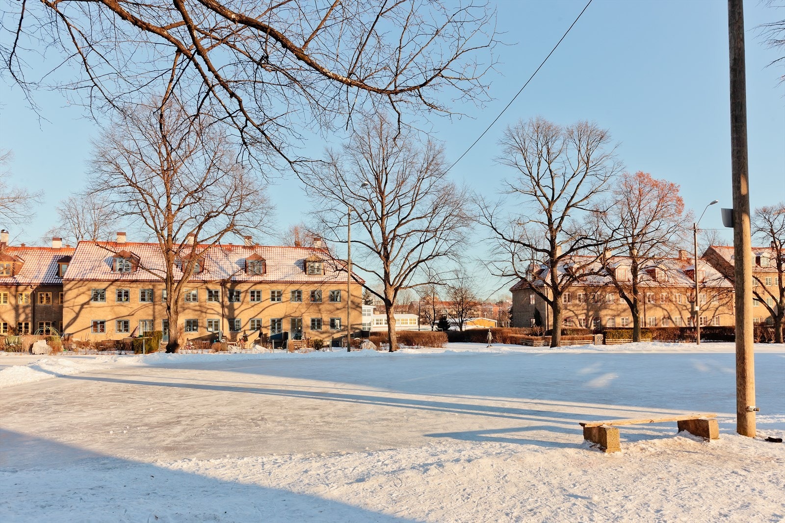 Om vinteren sprøytes fotballbanen med vann for å lage skøytebane. Galleribilde
