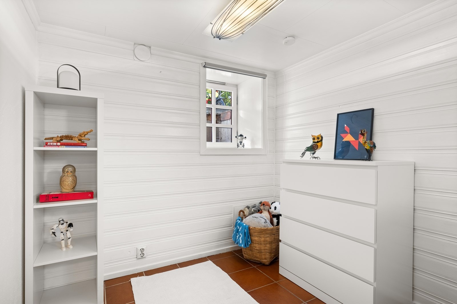 Kjellerrom 2. Ikke godkjent til varig opphold.
Her er det god plass til kommode og annet ønsket møblement. Galleribilde