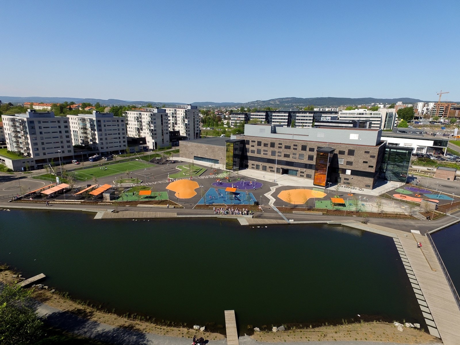 Teglverket skole er heller ikke mange år gammel - her er det store utearealer og Hovinbekken med dammen har blitt åpnet. Galleribilde