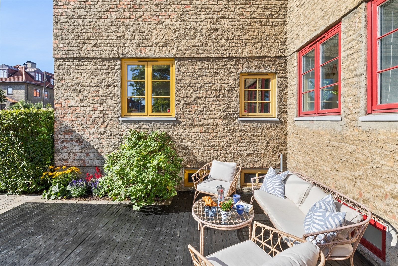 Uteområde er pent opparbeidet med blomsterbed, prydebusker og frodige hekker. Galleribilde