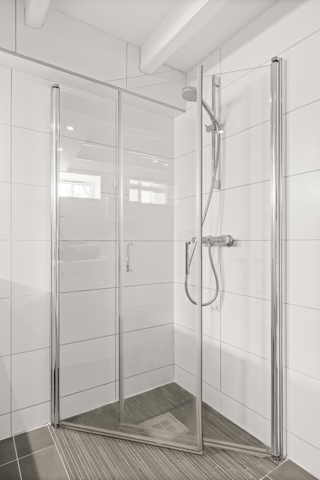 Dusjhjørne med innfellbare glassdører og dusjgarnityr. Galleribilde