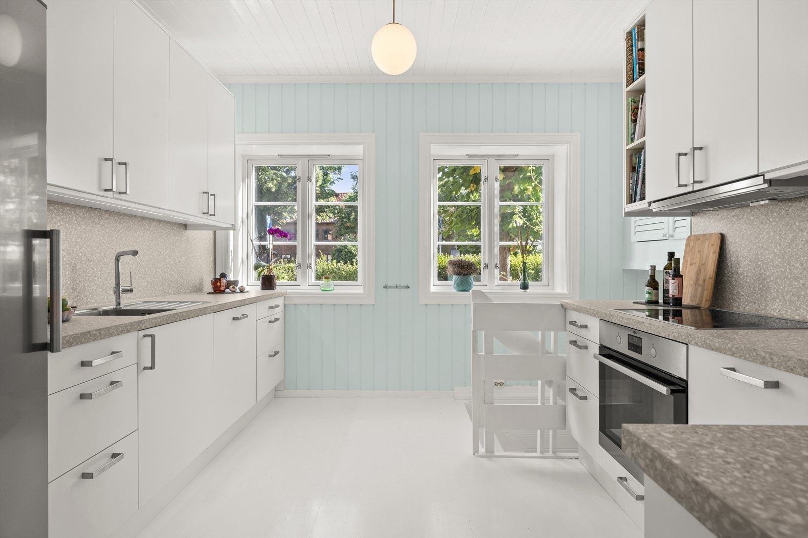 Romslig og fint kjøkken med praktiske løsninger. Meget god kombinasjon av skap- og benkeplass. Galleribilde