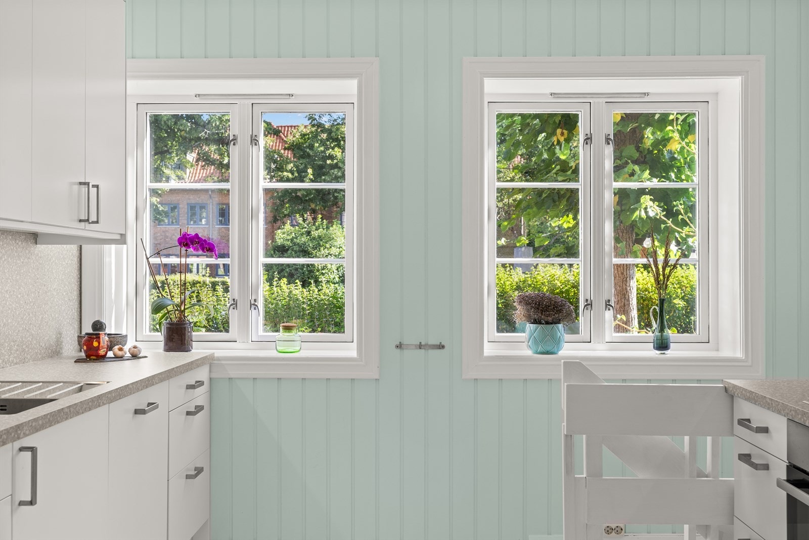 Vakkert utsyn mot hagebyen fra kjøkkensiden. Galleribilde