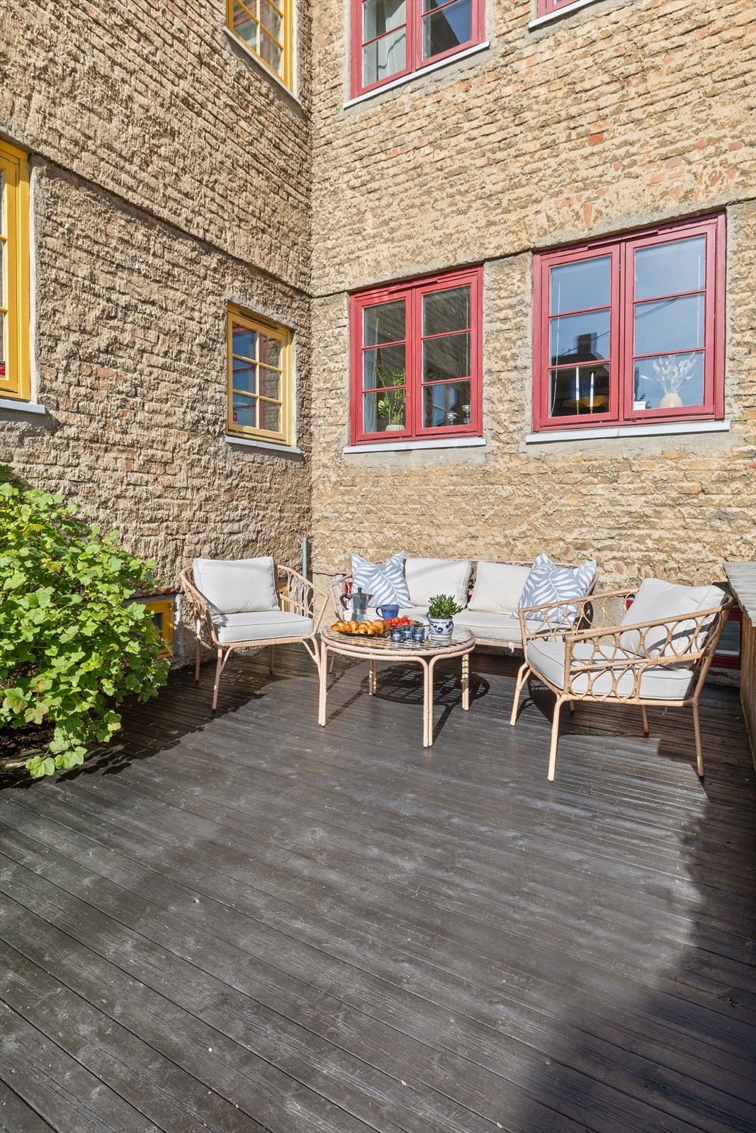 Her kan du trekke deg tilbake i solveggen og nyte lange dager i rolige omgivelser. Galleribilde