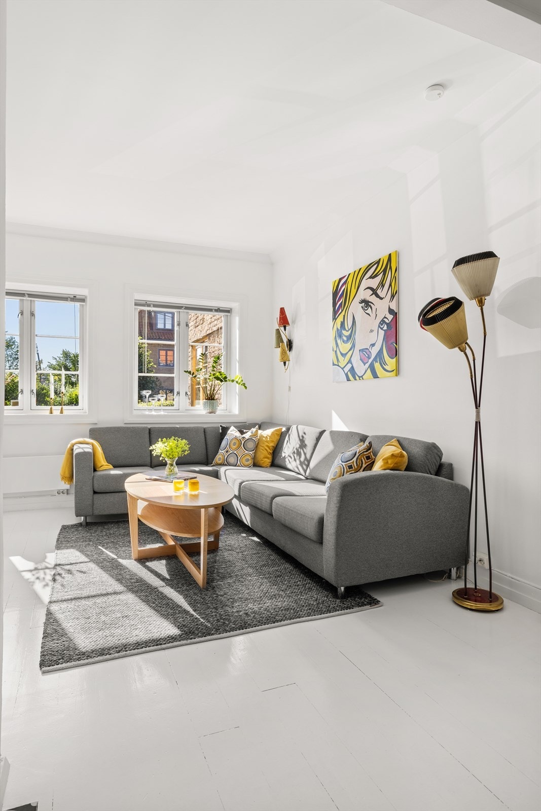 Stuen er vel gjennomført med lysmalte vegg- og himlingsflater, samt malt heltre på gulv. Galleribilde