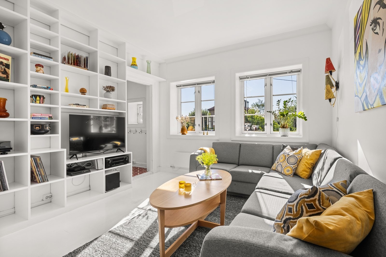 Stuen er romslig og har plass til både sofagruppe, salongbord og annet ønsket møblement. Galleribilde