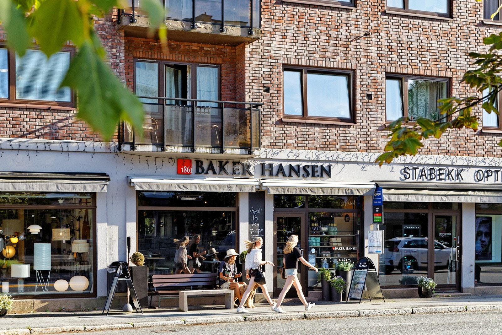 Nærområdet har "alt" du trenger fra matbutikk, bakeri, interiørbutikk, dyrebutikk, m.m. Galleribilde