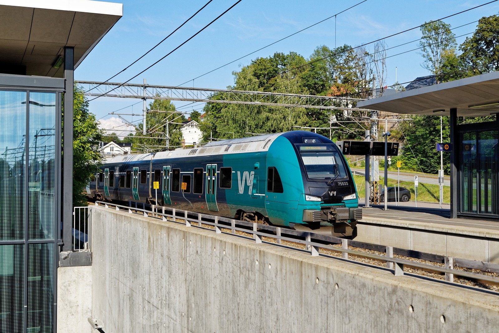 Kun 4 min. gange fra leiligheten ligger togstasjonen (sone 1) med hyppige avganger til byen og Oslo Lufthavn Galleribilde