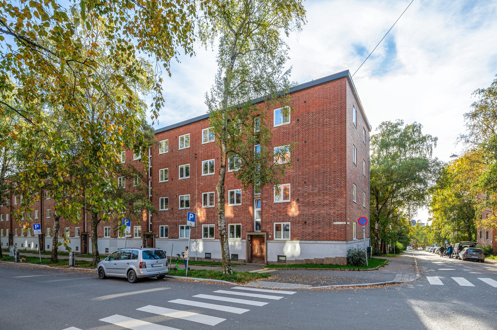 Mulighet for leie av parkeringsplass i sameiet, samt gode parkeringsmuligheter i gate. Galleribilde