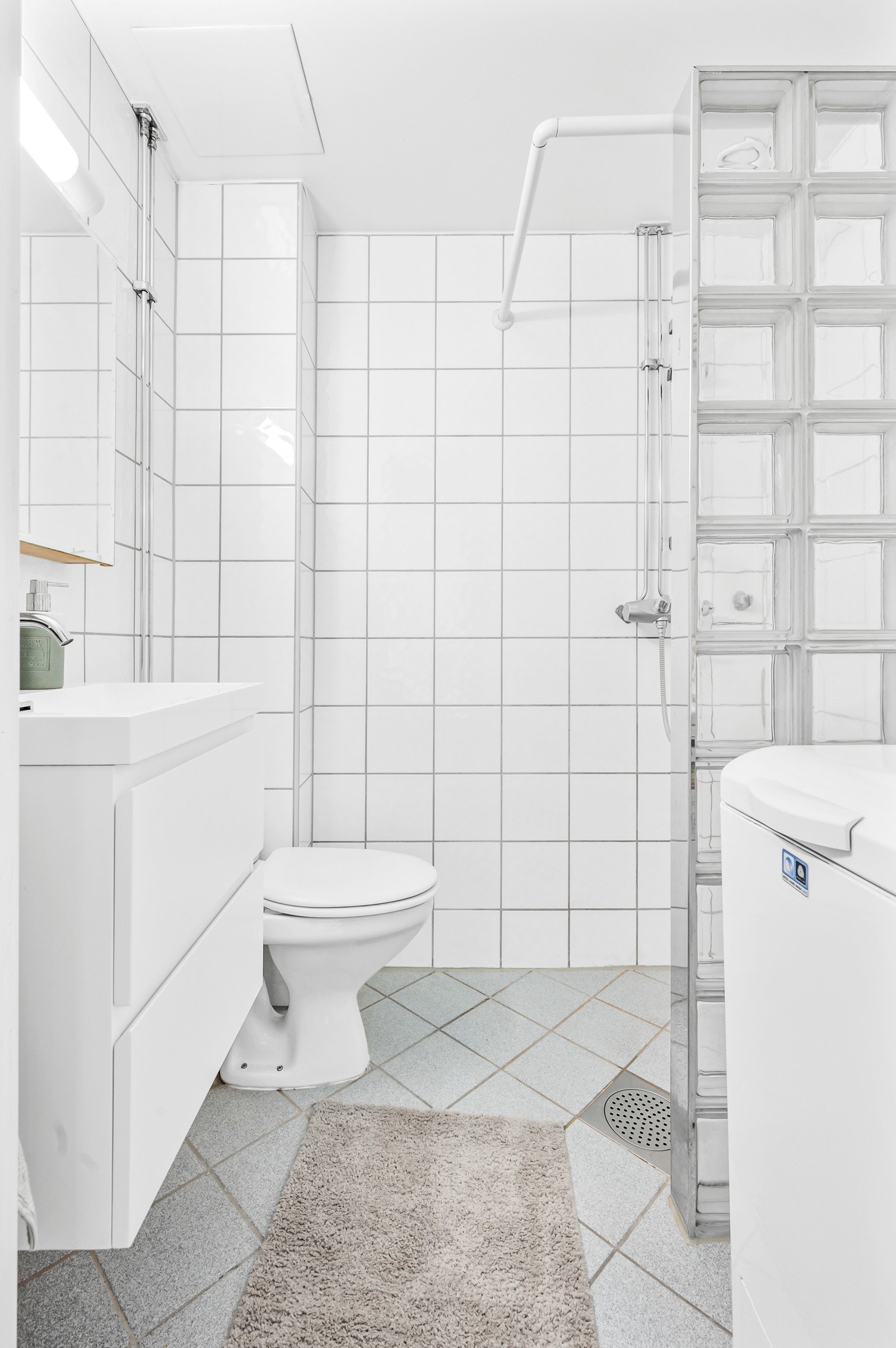 Bad pusset opp i regi av sameiet i 2003. Her har du flislagte overflater, gulvvarme og opplegg for vaskemaskin. Galleribilde