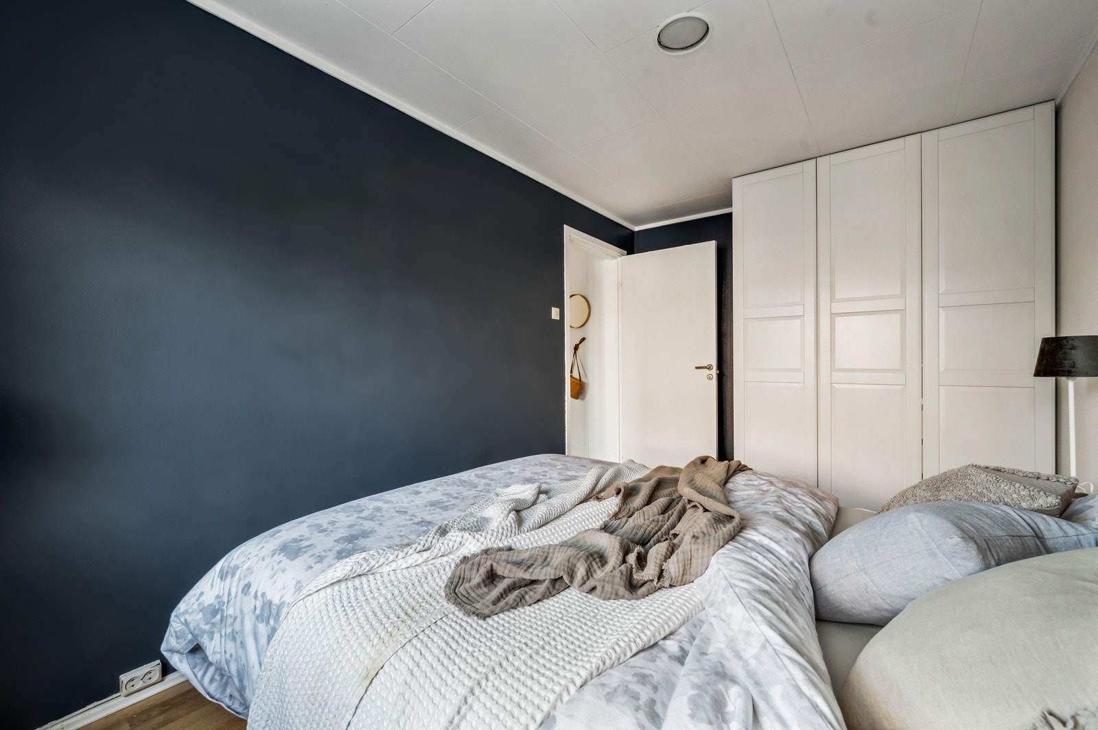 Godt med oppbevaringsplass i stort garderobeskap. Galleribilde