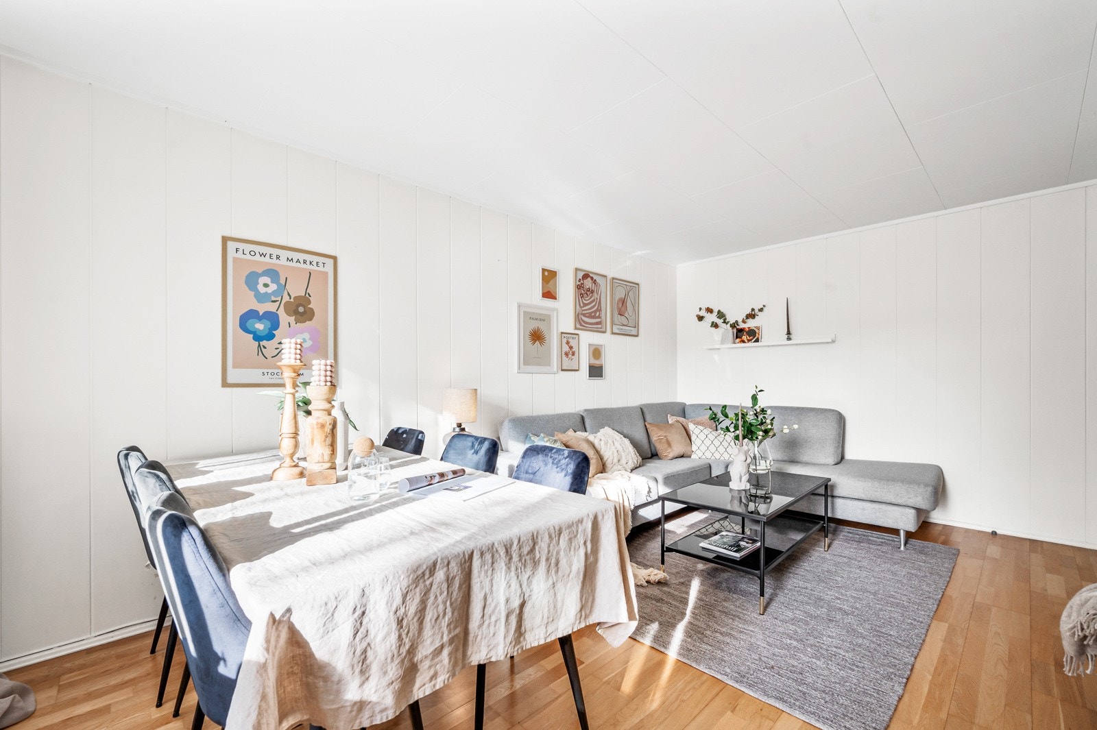 Her har god plass til både sofagruppe og spisebord med tilhørende møblement. Galleribilde