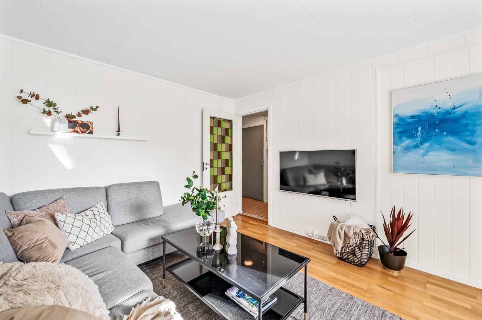 Leiligheten har oppvarming via radiatorer, fyring er inkludert i felleskostnadene. Varmtvann og internett er også inkl. Galleribilde