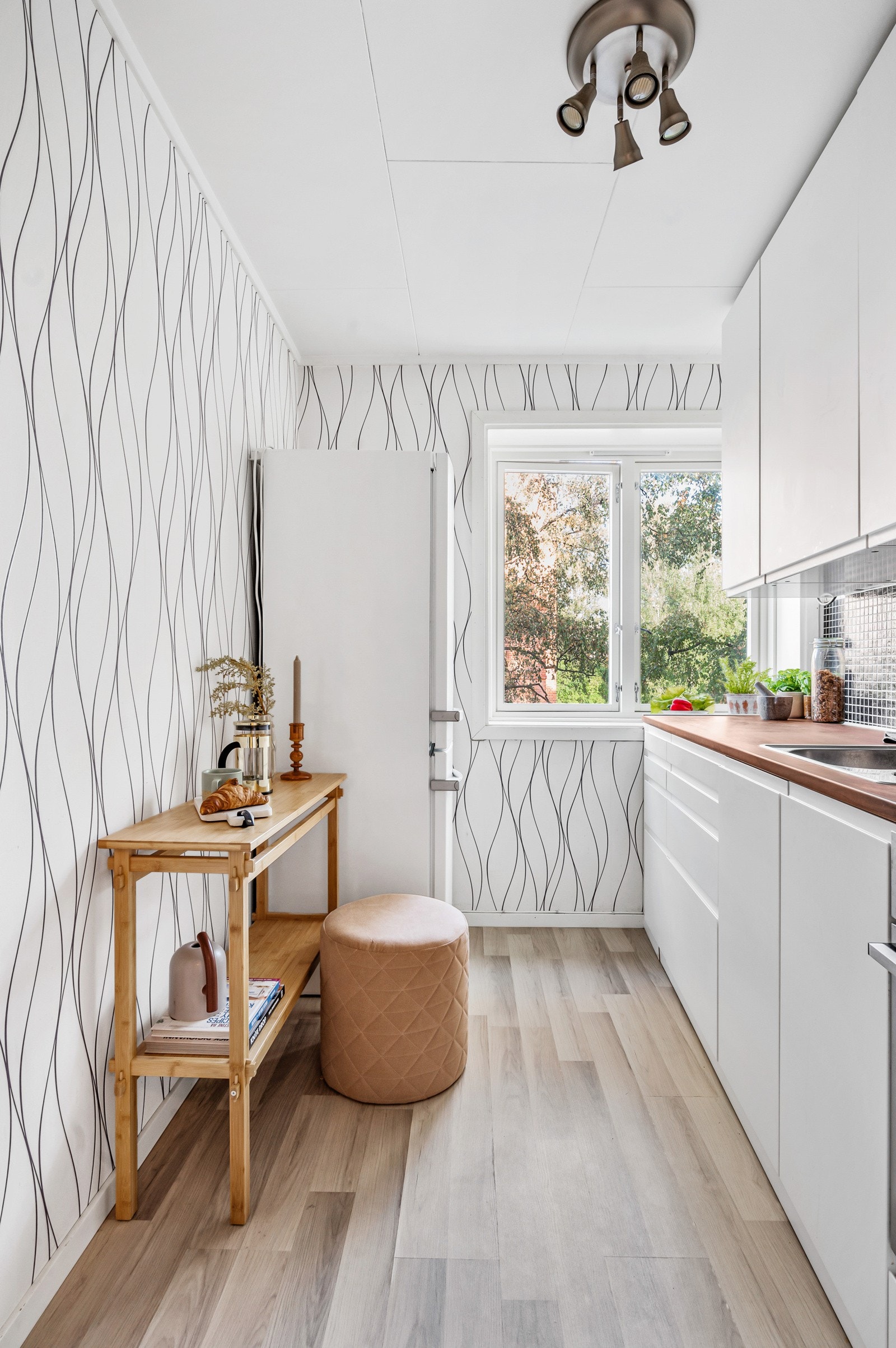 Du får plass til et lite frokostbord inne på kjøkkenet. Galleribilde