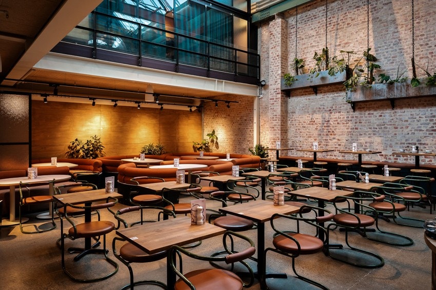 Carls er en av Oslos nyeste storstuer på nesten 3000 kvm, fordelt over en kafé & bar, restaurant, uteservering, vinbar, og to store arrangementsrom. Galleribilde