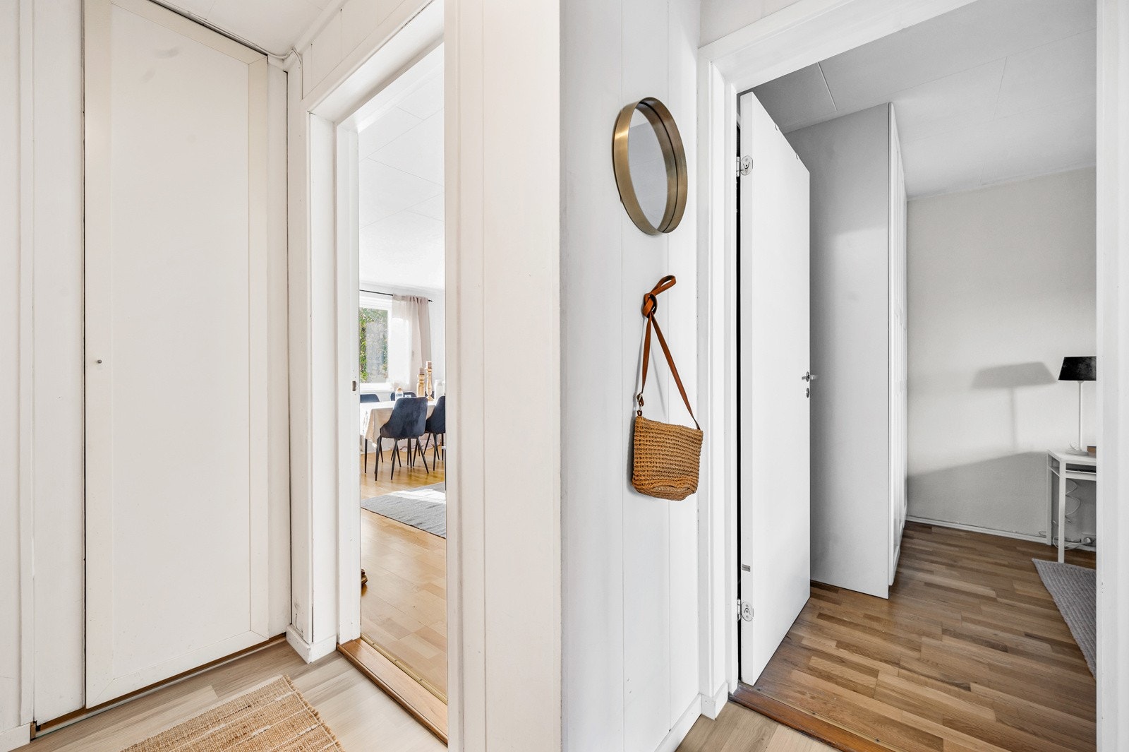 I entréen er det en praktisk, plassbygd garderobe. Perfekt til å henge fra seg yttertøy. Galleribilde