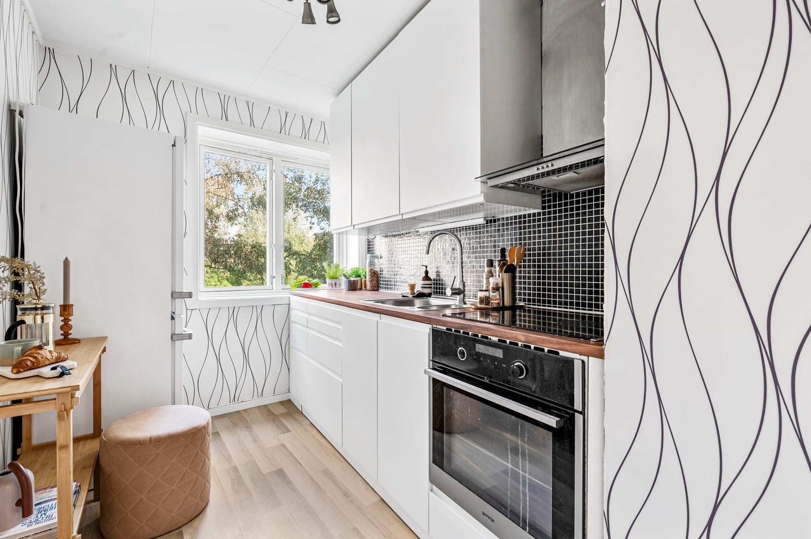 Kjøkkenet er i et separat rom. Kjøkkenet er praktisk utformet hvor du har oppbevaring helt opp til taket. Galleribilde