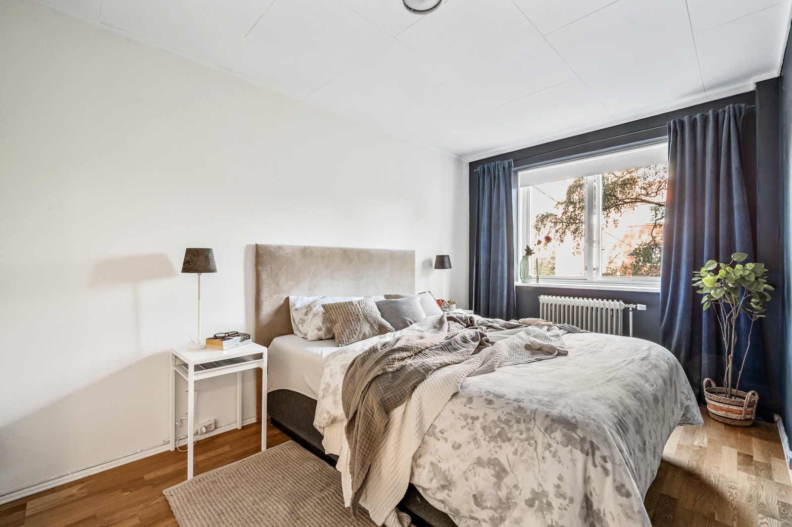 Hovedsoverommet gir deg plass til dobbeltseng og nattbord. Galleribilde