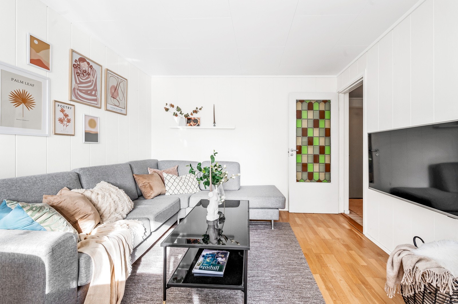 Den romslige stuen har flere møbleringssoner som gjør det enkelt å innrede etter egne behov. Galleribilde