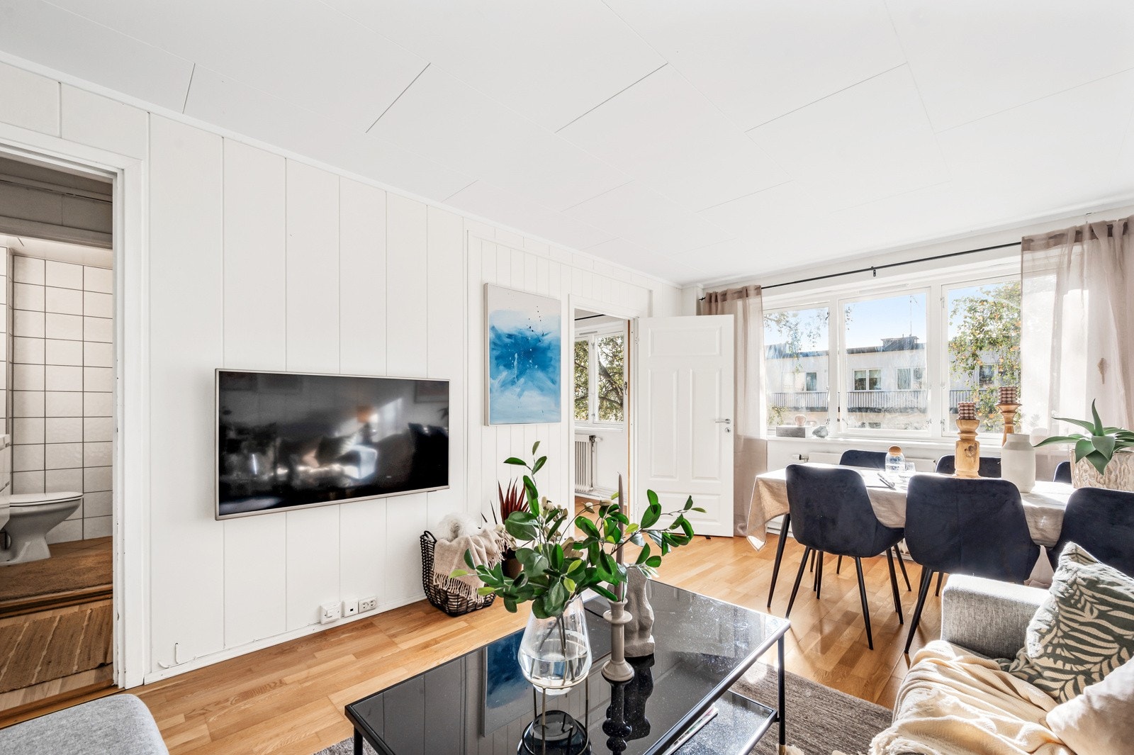 Med gjennomgående planløsning og store vindusflater oppleves boligen som lys og luftig. Galleribilde