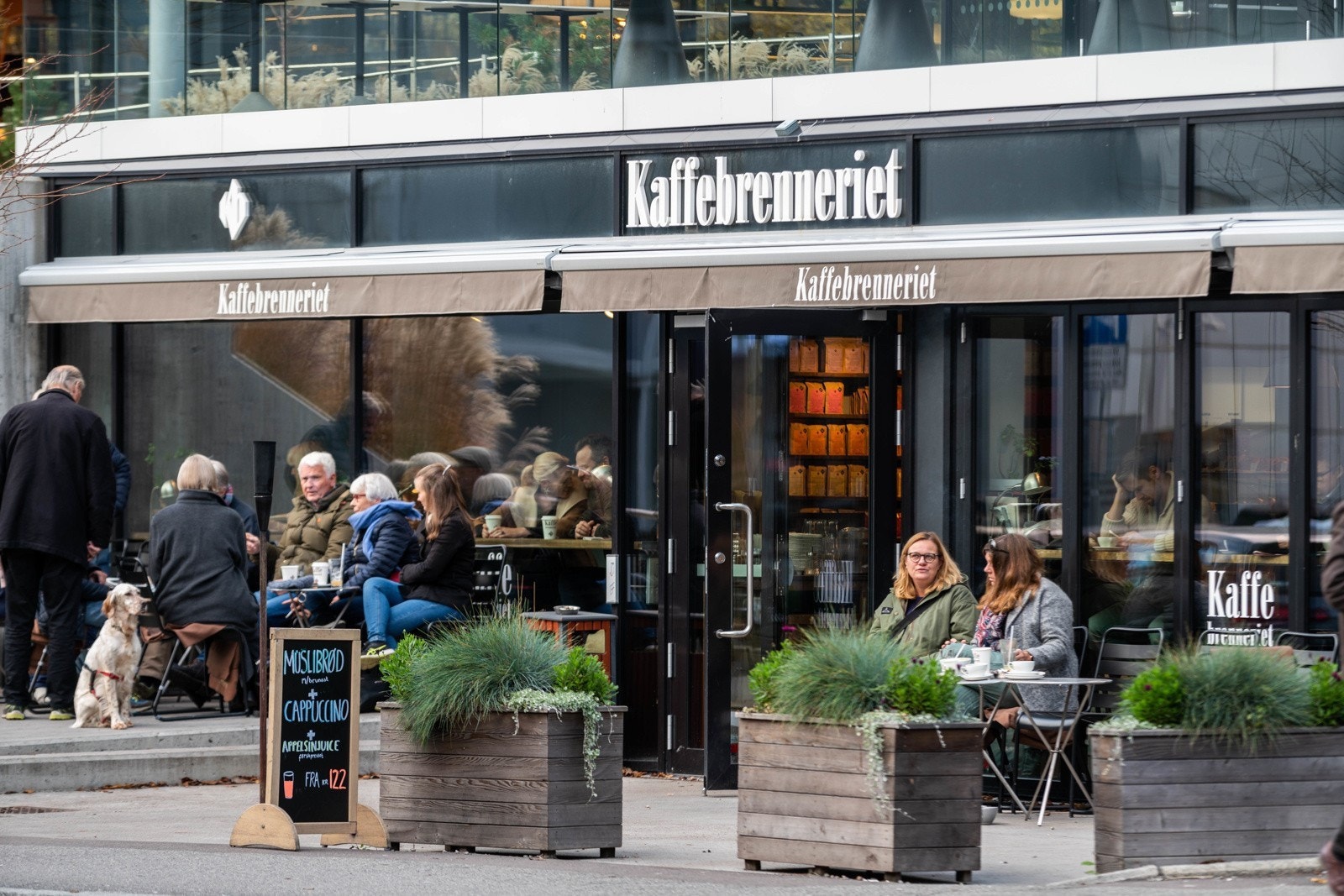 Det er flust av restaurant og serveringssteder i området. Blant annet Kaffebrenneriet, Frenchie, Tatakii for å nevne noen få. Galleribilde