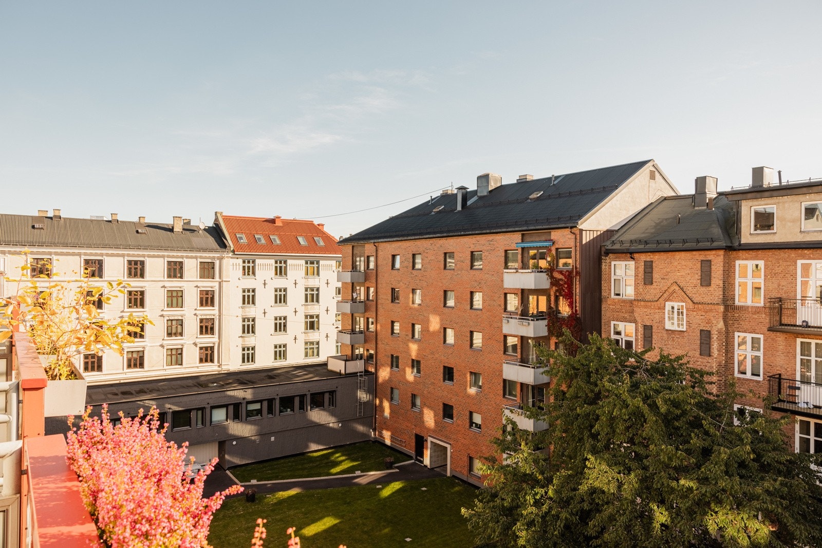 Rolig og tilbaketrukket beliggenhet mot bakgård. Galleribilde