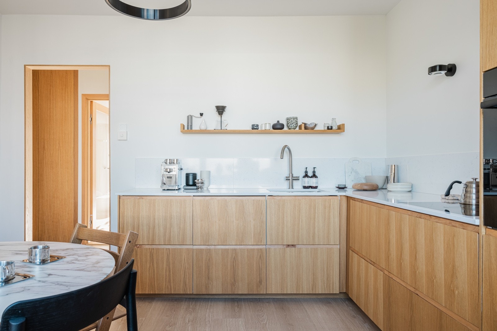 Nydelig hylle fra Bolia i matchende eikedesign. Galleribilde