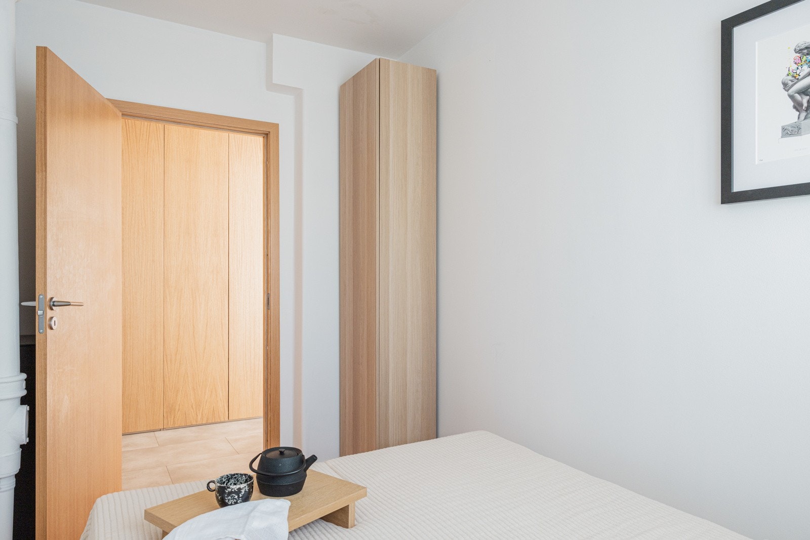 Swedoor eikedører for å matche uttrykket på kjøkken, garderobeskap, karmer og detaljer. Galleribilde