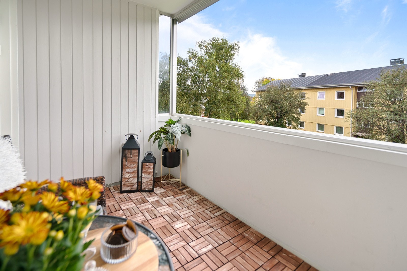 Balkong med adkomst fra stue oppmålt til ca 8 kvadratmeter. Galleribilde