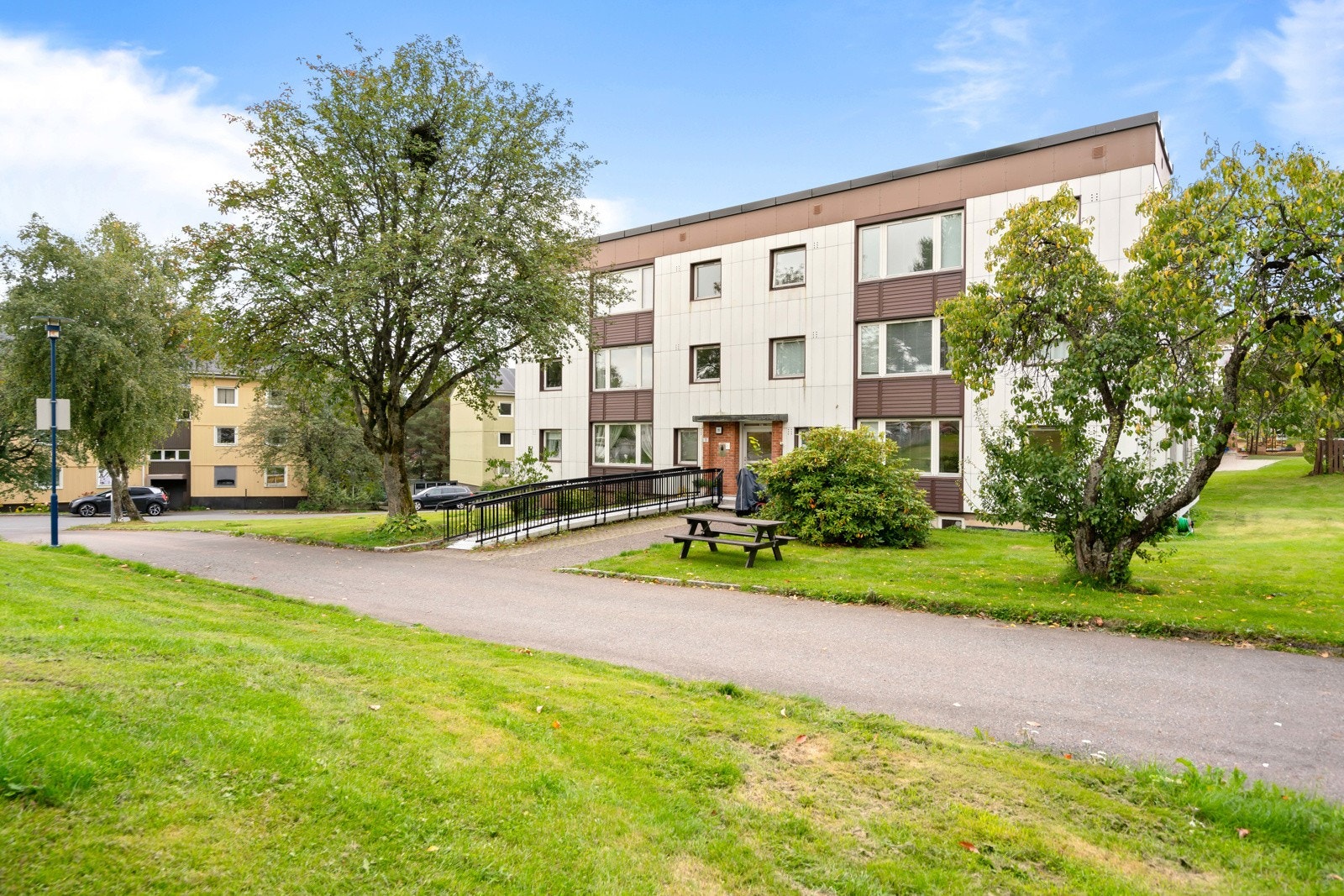 En forlengelse av stuen hele året, innglasset balkong med en terrassevarmer og vipps er du klar for å ha gjestene ute på balkongen selv når det er kaldt ute! Galleribilde