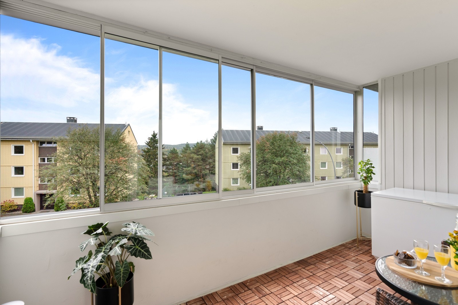 Innglasset balkong som inviterer til grill og kos i godt selskap. Galleribilde