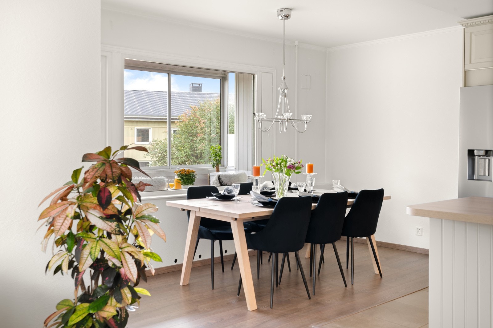 God plass til flere rundt middagsbordet. Galleribilde
