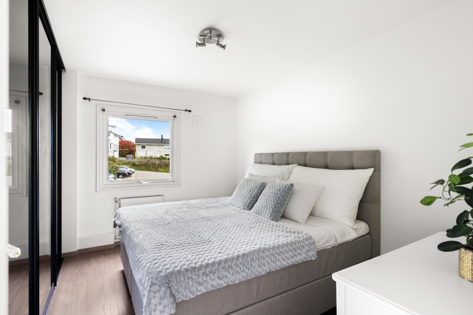 Generøs størrelse på rommet, skyvedørsgarderobe medfølger. Flere slike påkostninger er tatt av nåværende eier. Galleribilde