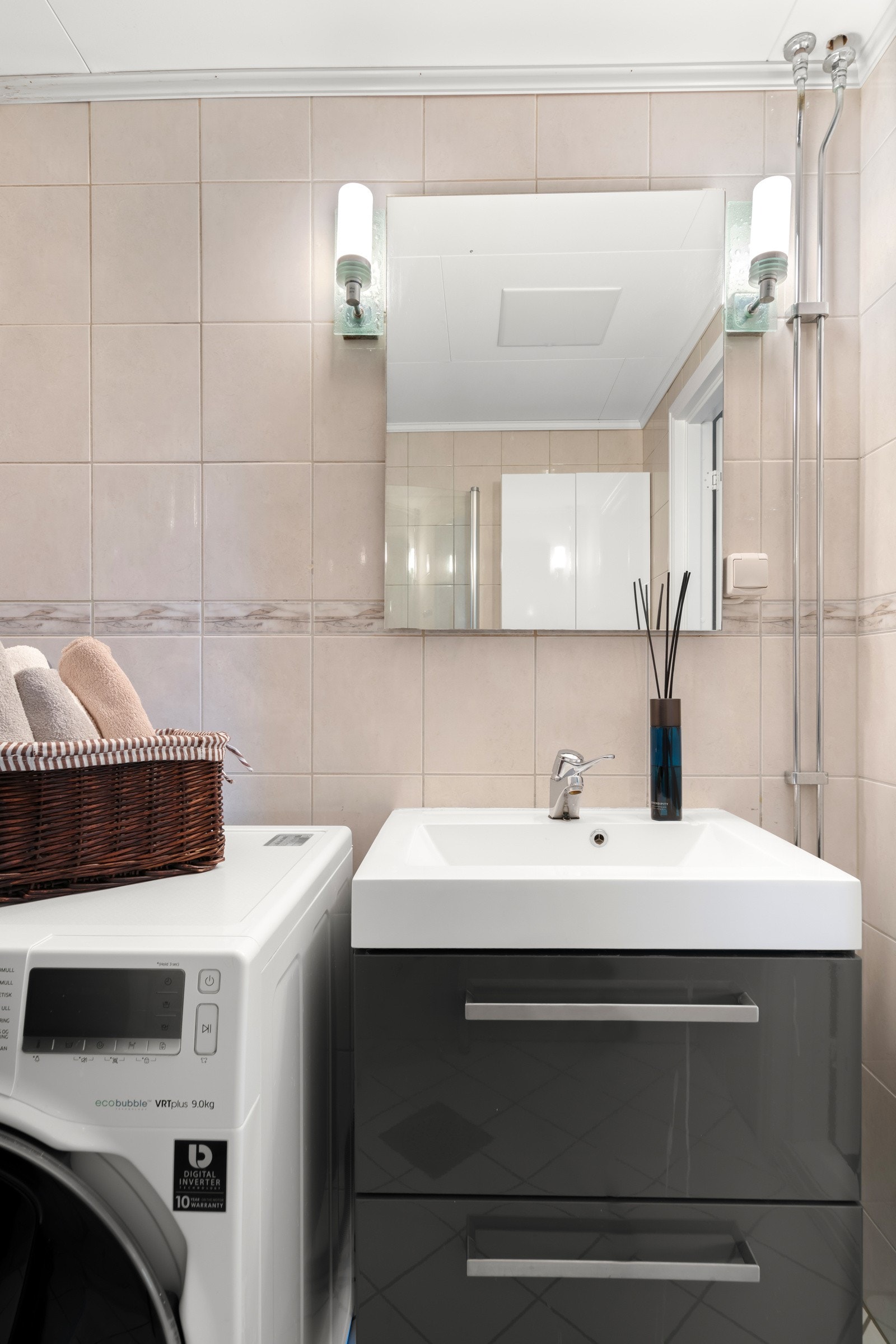 Det er avsatt plass for vaskemaskin på badet, for øvrig er det også tilrettelagt med fellesvaskeri i borettslaget. Galleribilde