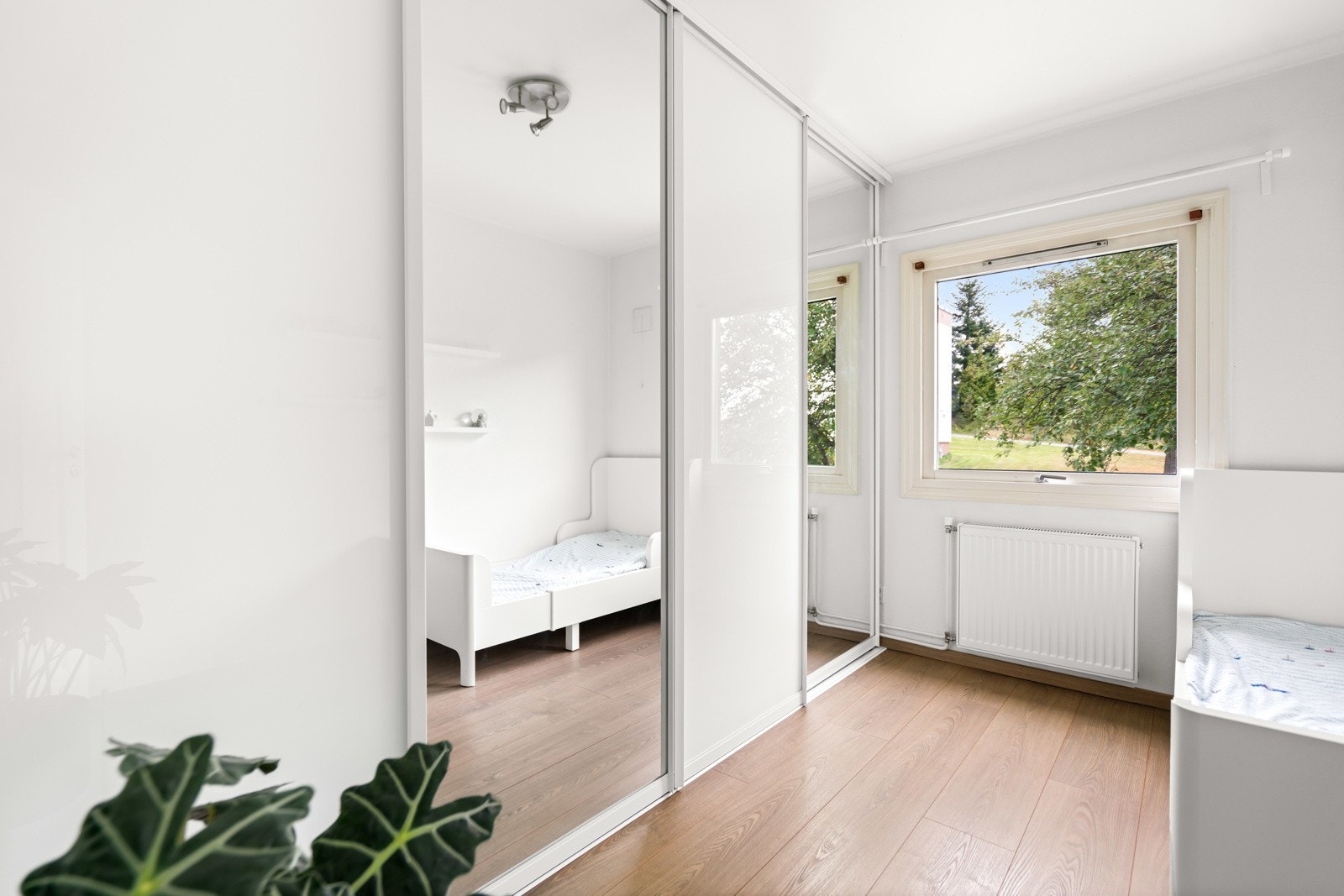 Soverom 2 kan brukes til så mangt, la det være kontor, gjesterom eller barnerom. Muligheten er mange valget er ditt! Galleribilde