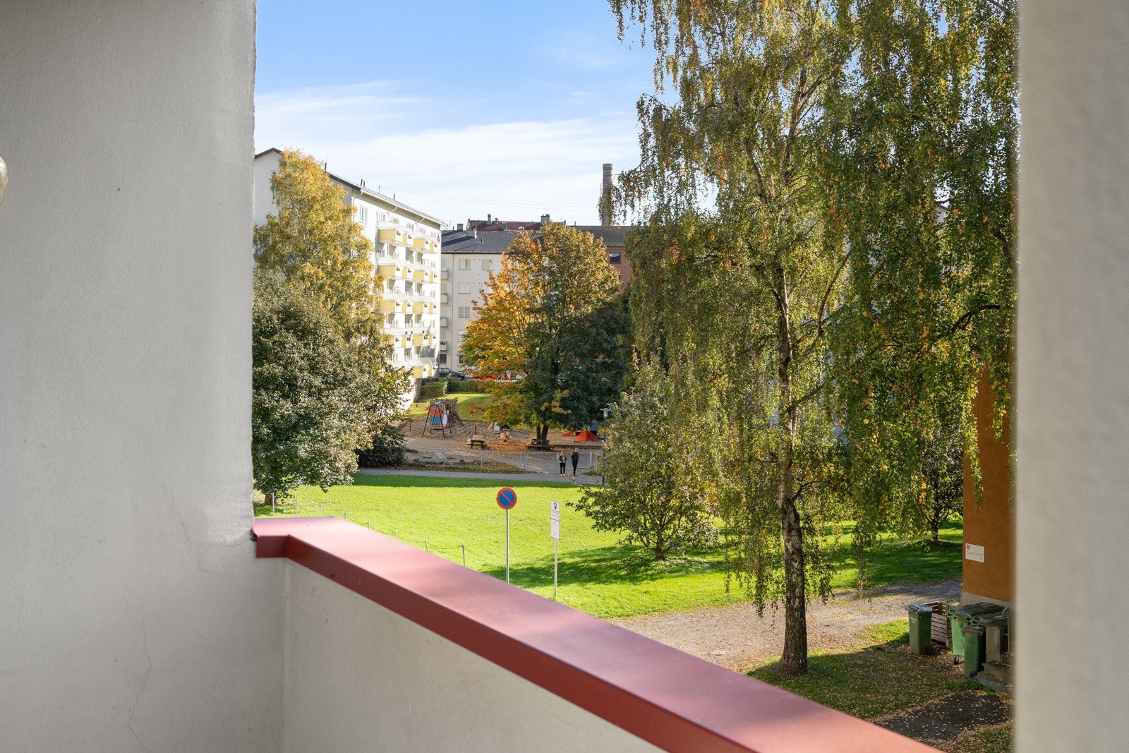 Her kan du nyte gode solforhold fra ca. 09-17:30 på sommerstid med flott utsyn mot parken, som er nærmeste nabo. Parken er ett nydelig oppholdssted for både store og små Galleribilde