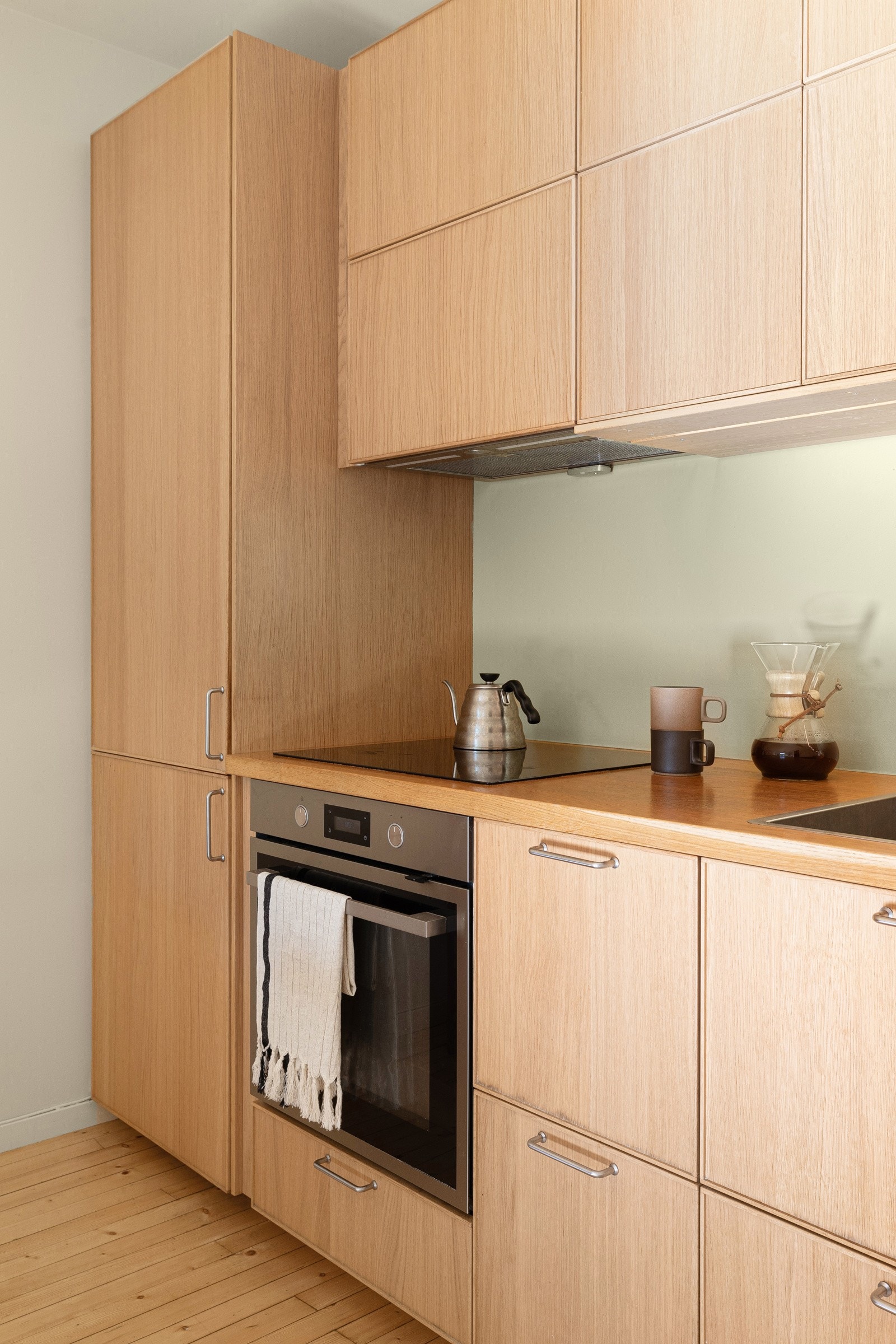 Kjøkkeninnredningen er fra Ikea, og byr på fronter og benkeplate i lekker eik Galleribilde