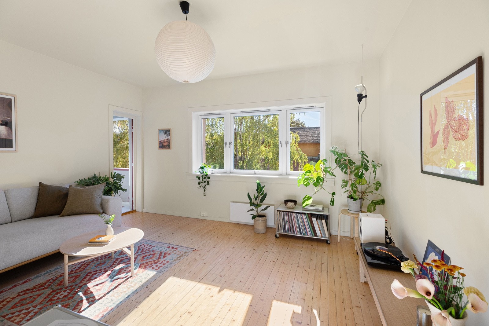 Store vindusflater sammen med den gjennomgående planløsningen rammer lyset og naturen inn, som sørger for et fantastisk inntrykk Galleribilde