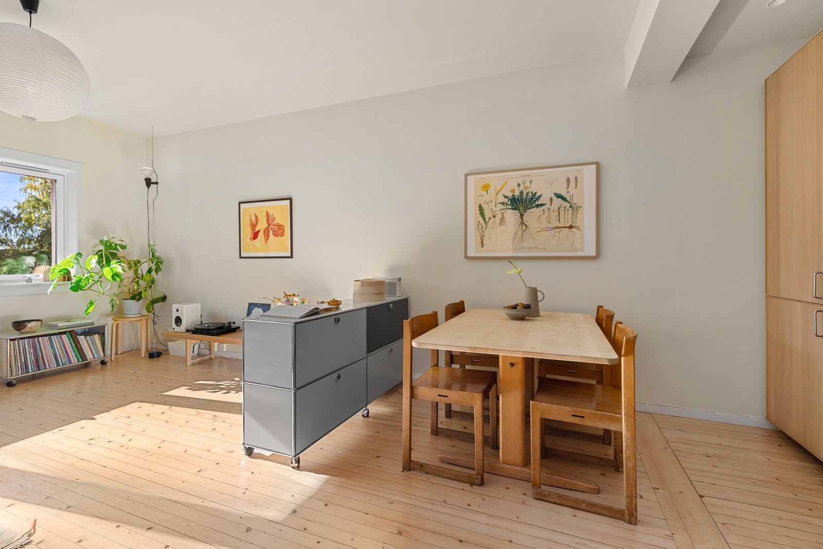 Her er det god plass til langbord, hvor du kan invitere flere gjester på hyggelige middagsbesøk Galleribilde