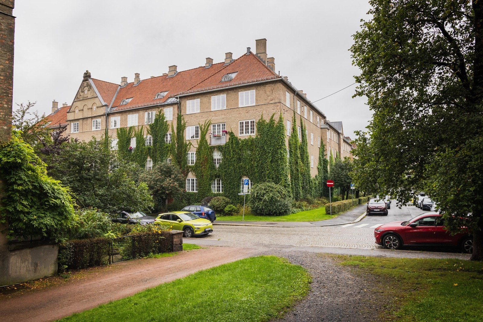 Leiligheten har en tilbaketrukket og populær beliggenhet på Fagerborg i det idylliske Jessenløkken-kvartalet som har egen park, kafé- og svært hyggelige uteområder. Galleribilde