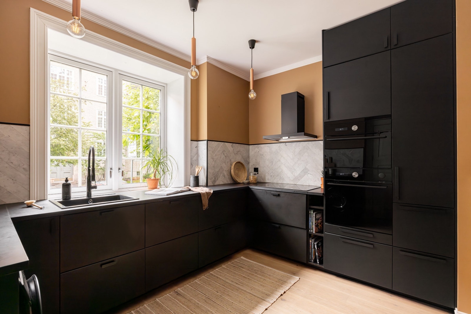 Innredningen har slette fronter med benkeplater av laminat. Galleribilde