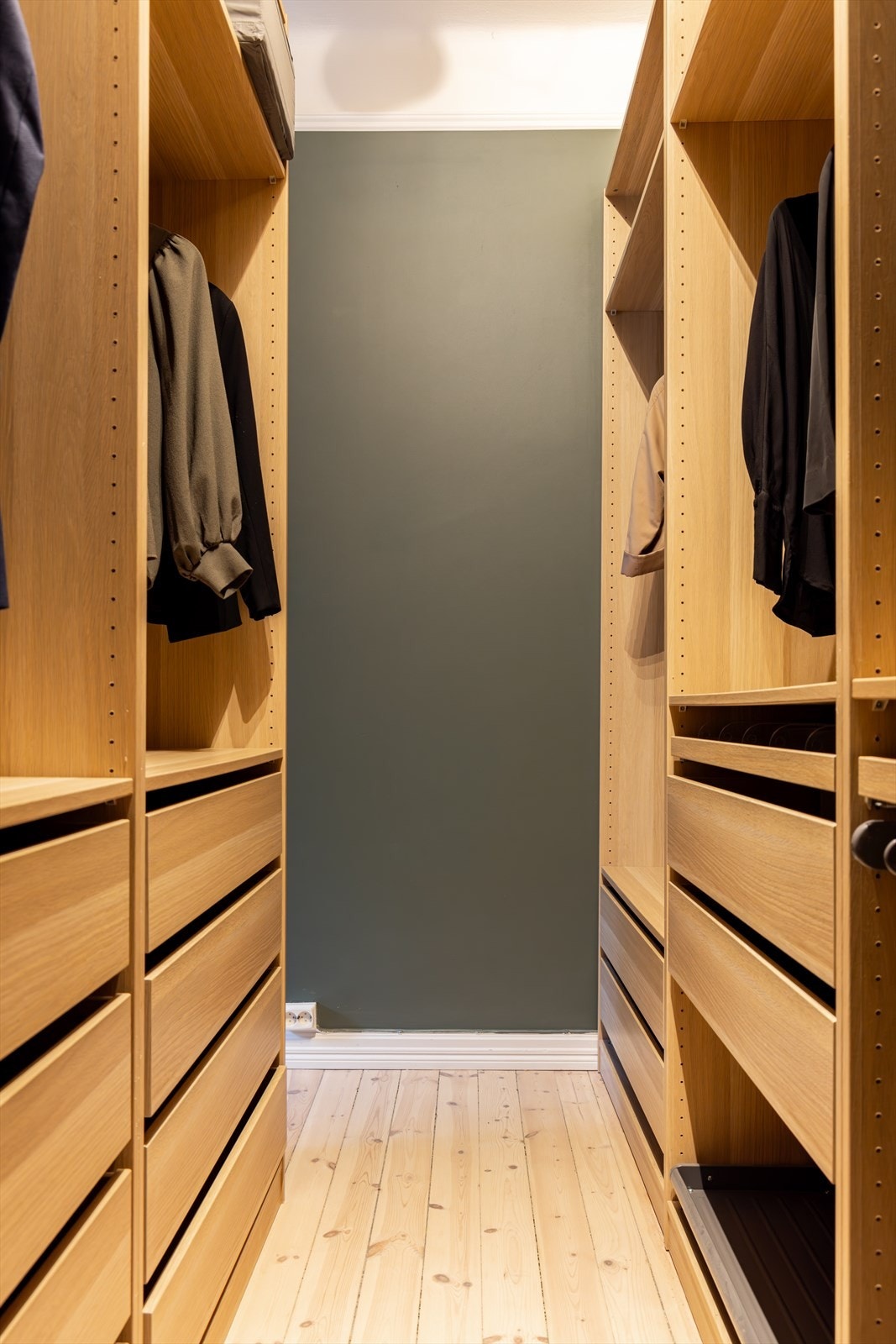 Rikelig med oppbevaringsplass i walk-in garderobe. Galleribilde