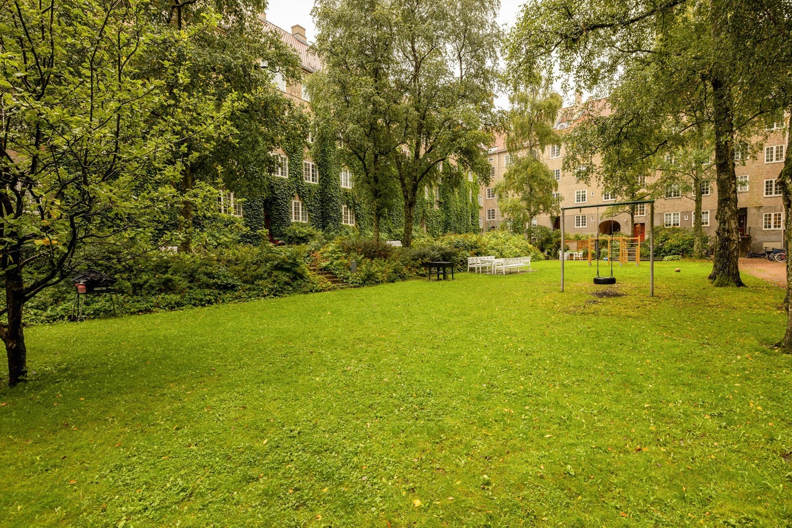 Det er godt naboskap og fellesskap i sameiet med flere sosiale tilstelninger i løpet av året. For beboere med barn er det egen St. Hans feiring, påskerebus og halloweenfeiring. Galleribilde