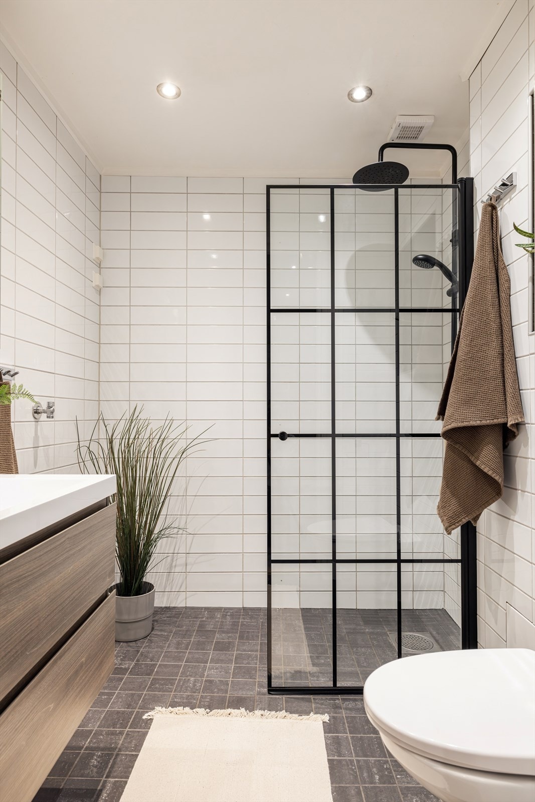 Badet har nylig oppgradert med ny vegghengt skapinnredning med servant(2024), speilskap, dusjhjørne(2019), samt vegghengt toalett. Opplegg og plass for vaskemaskin. Galleribilde