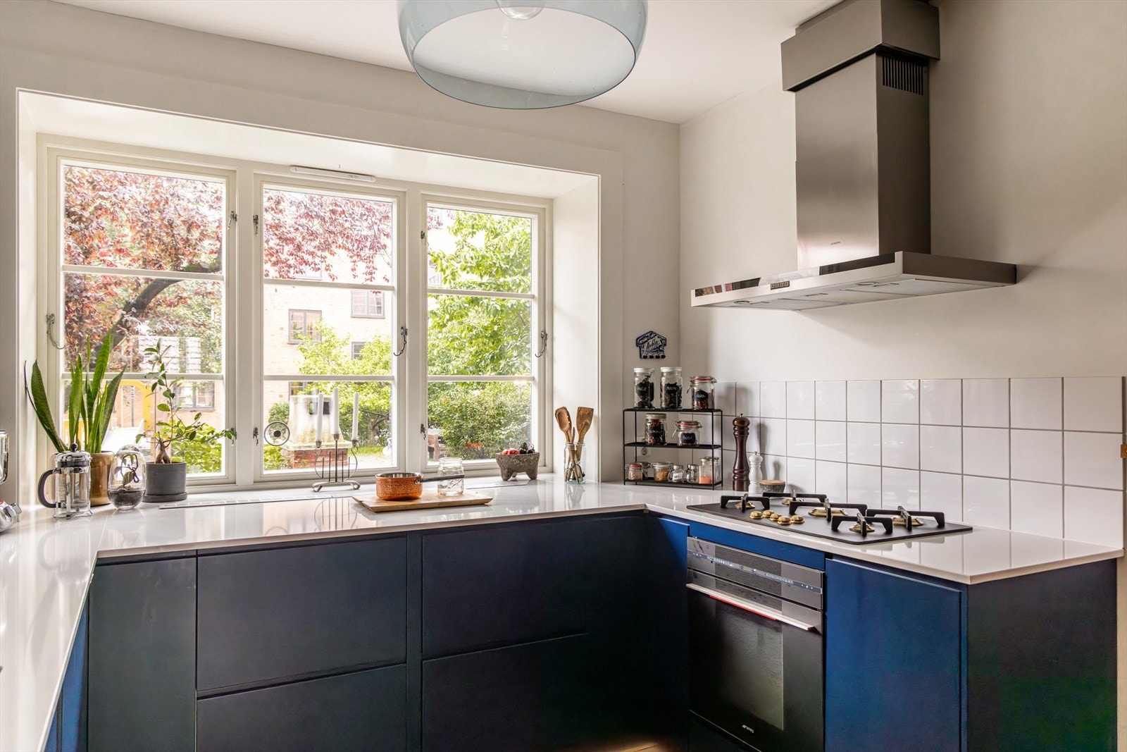 Her er det en fryd å kokkelere mens du titter ut mot den skjermede, grønne oasen rett utenfor! Galleribilde