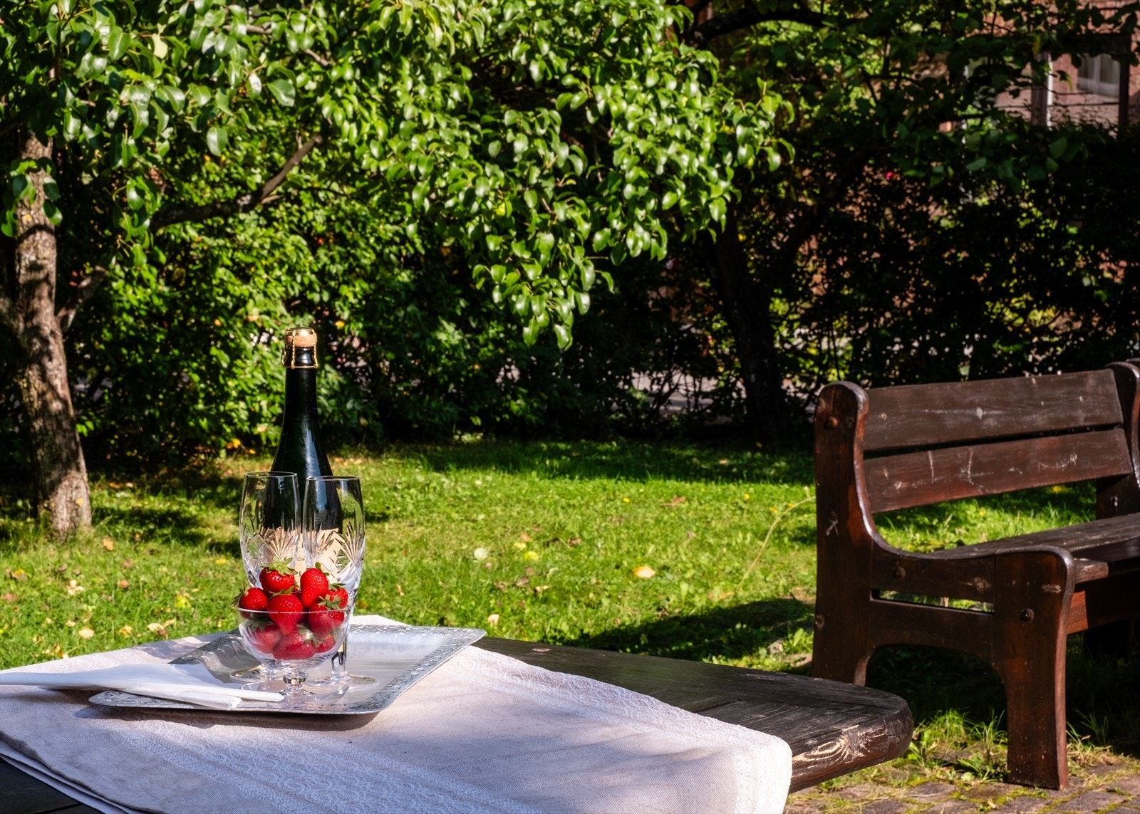I bakgården er det mange fine sittegrupper mellom trærne. Her tilbringes gjerne varme sommerdager i solen Galleribilde