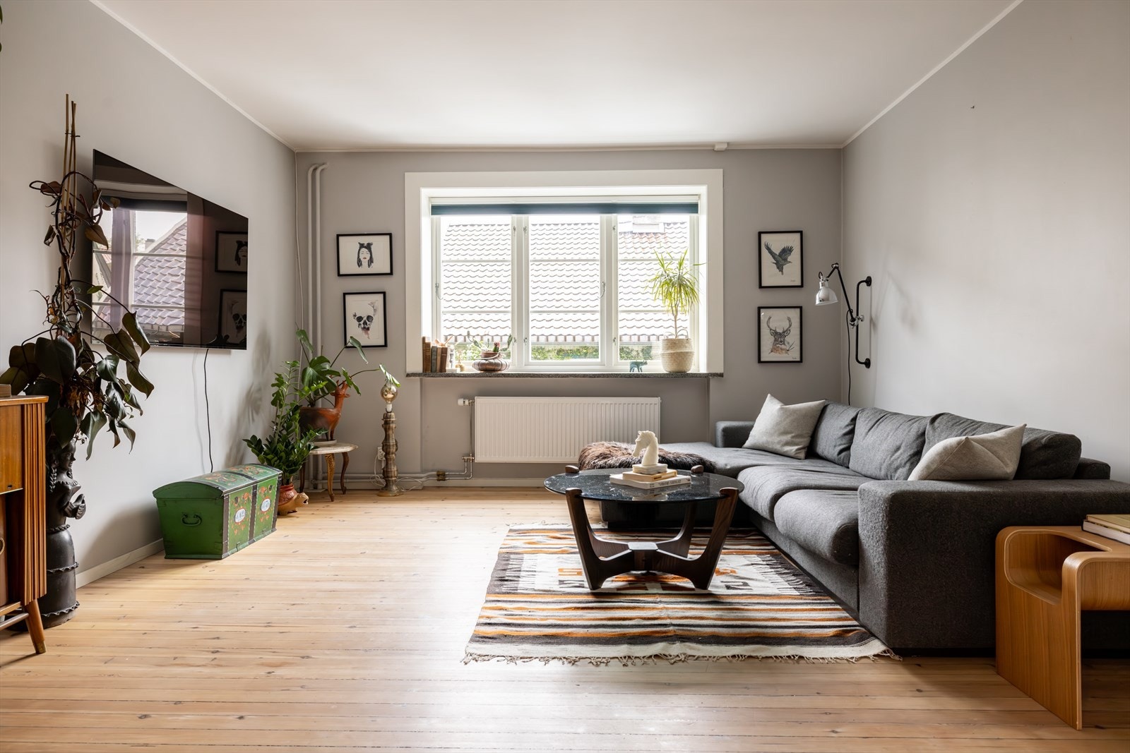 Stuen er lys og romslig med tregulv som gir en varm og innbydende atmosfære. Galleribilde