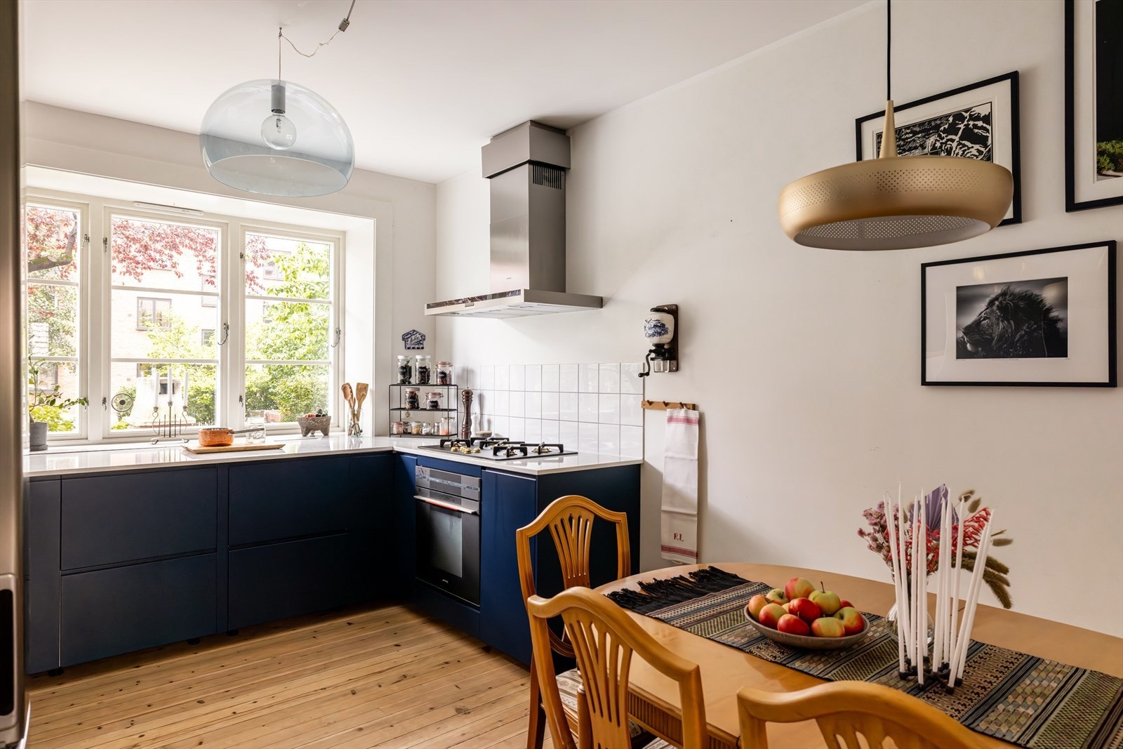 Kjøkkenet har fronter med integrerte håndtak og en kompositt benkeplate fra Diapol m/underlimt oppvaskkum og ett-greps svingbart blandebatteri. Kjøkkenet har videre innebygd elektrisk stekeovn, frittstående kjøleskap/fryser, og en integrert oppvaskmaskin Galleribilde