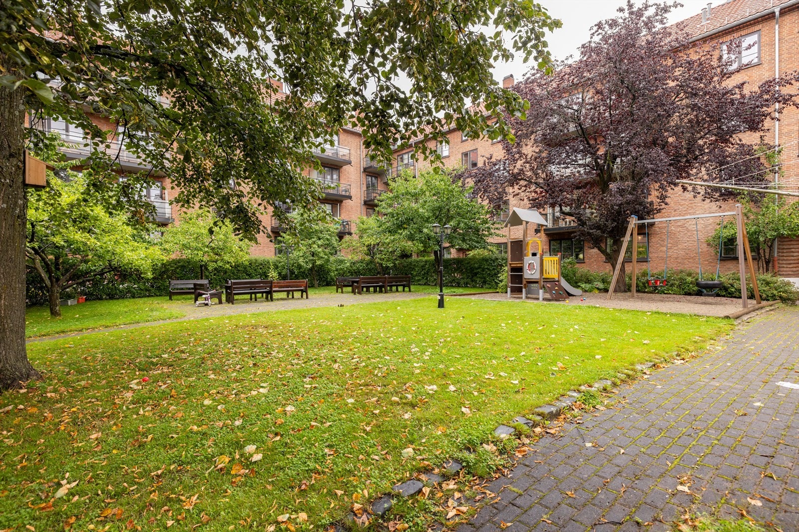 Borettslagets bakgård er nærmest som en privat park, skjermet i midten av borettslaget. Galleribilde